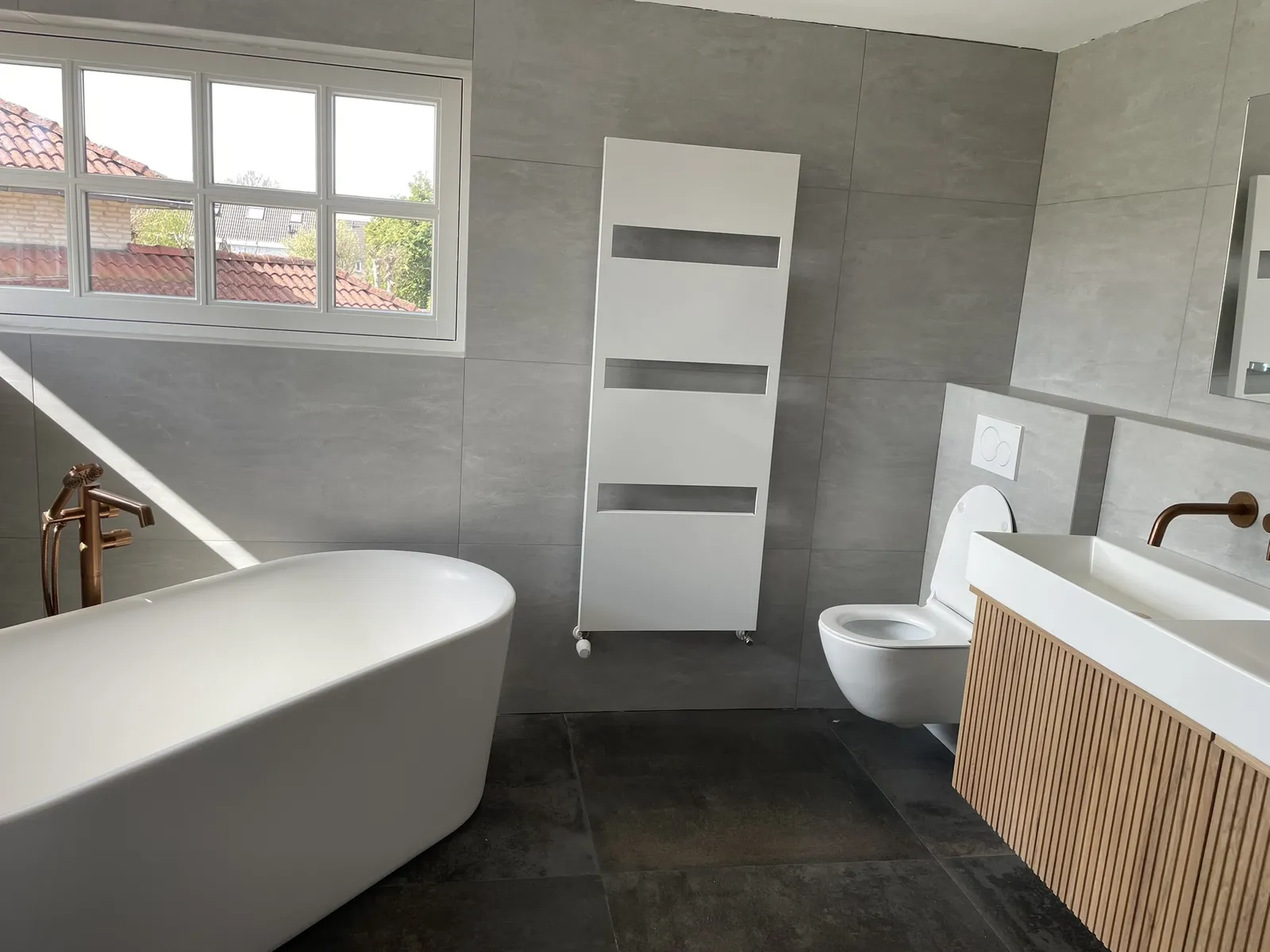 Badkamer met vrijstaand bad – foto 2