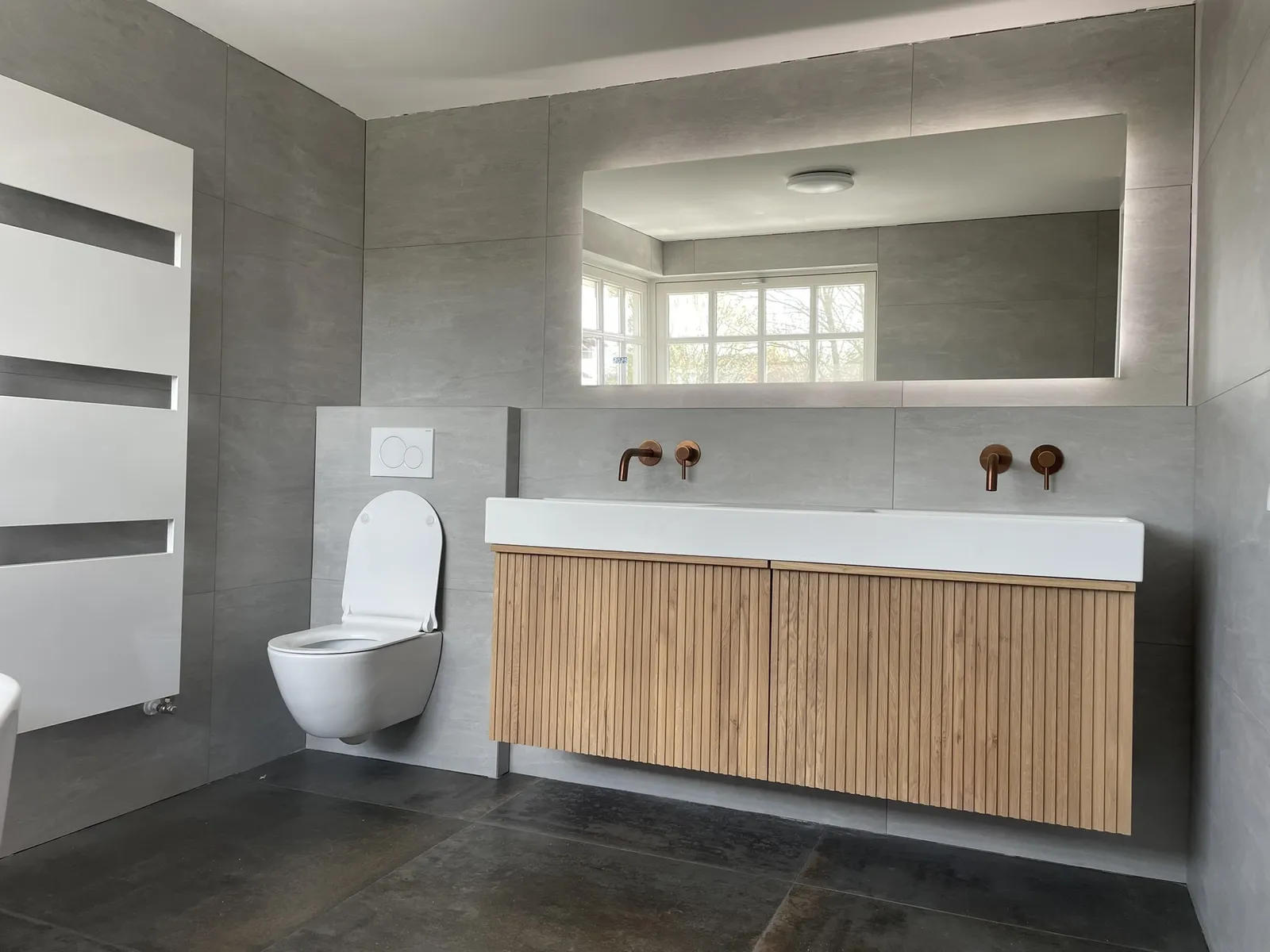 Badkamer met vrijstaand bad – foto 1